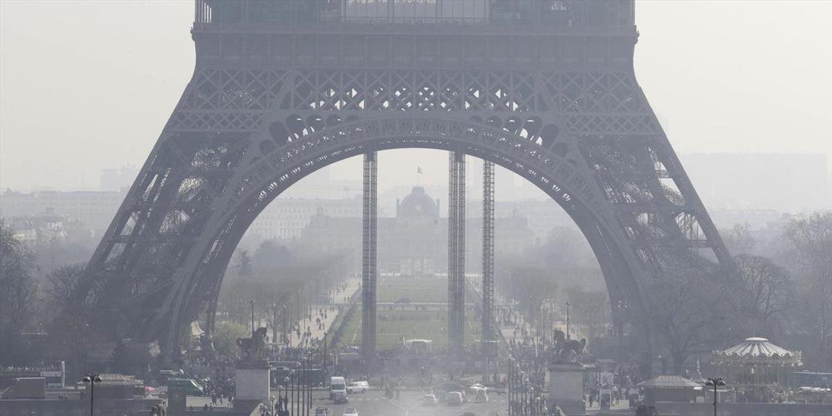 Paríž zúfalo bojuje s nadmerným smogom: Zákaz jazdy autom, MHD zadarmo!