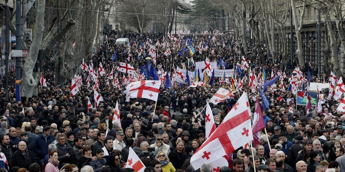 Desaťtisíce demonštrovali proti vláde v Gruzínsku