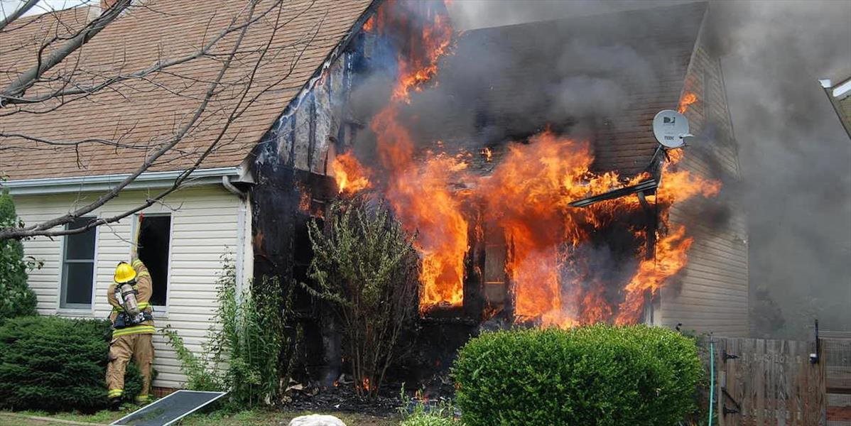 V obci Báhoň horí rodinný dom, zasahuje 13 hasičov