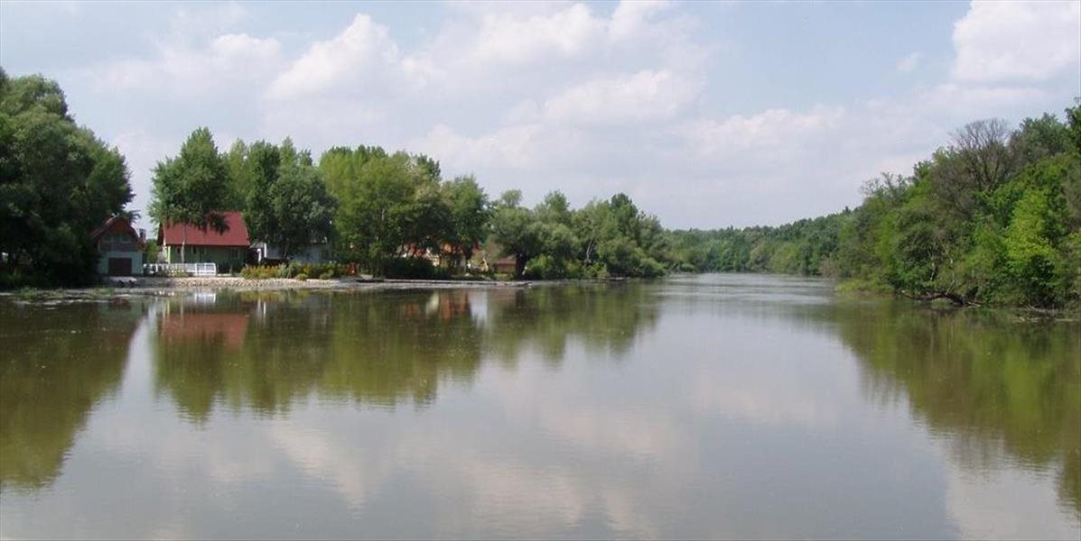 Hasiči odstraňujú ropnú škvrnu na Malom Dunaji