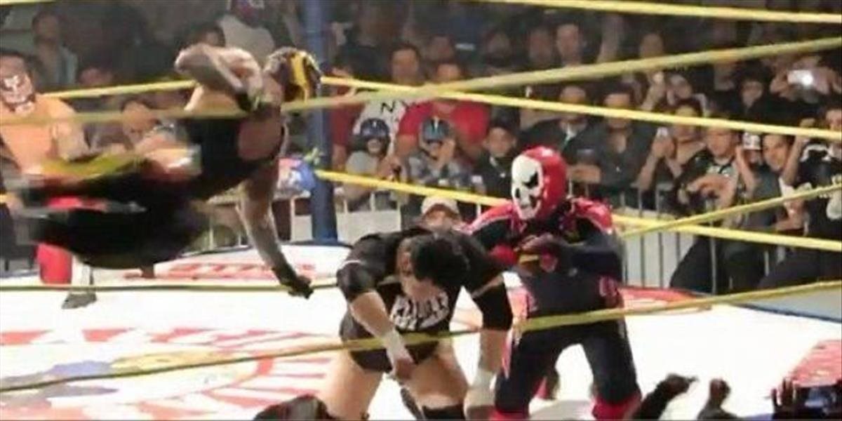 Šokujúce VIDEO: Wrestler zomrel po údere v ringu, diváci skandovali ostatní zápasili ďalej