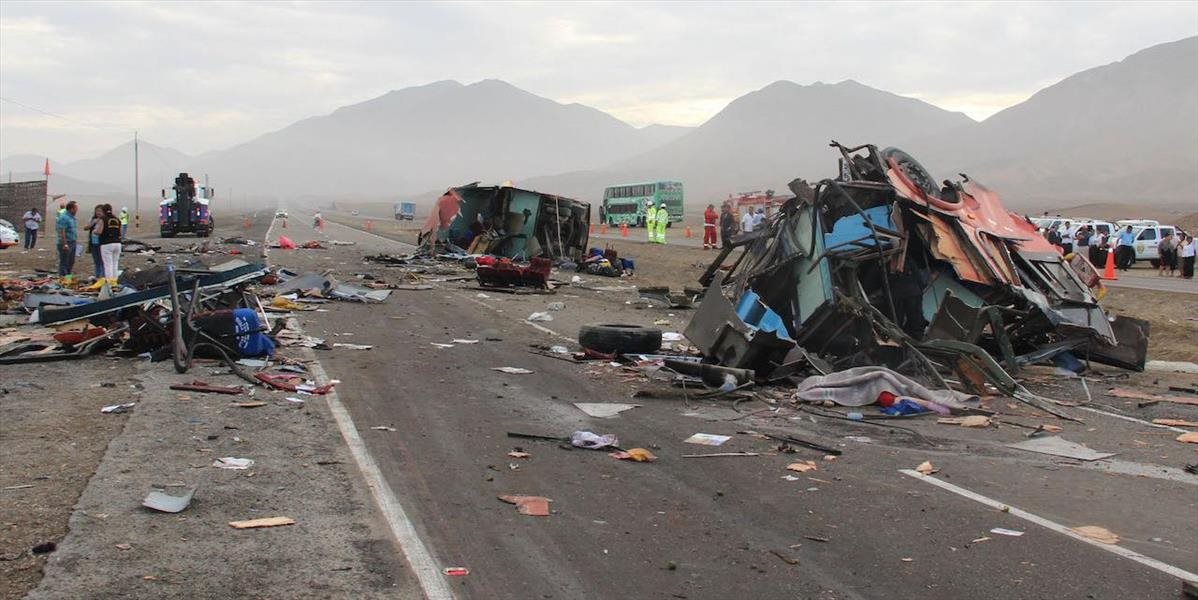 Pri dopravnej nehode troch autobusov v Peru zahynulo najmenej 37 ľudí