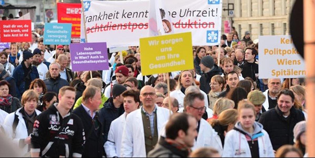 Do ulíc Viedne vyšli lekári nespokojní s pracovnými podmienkami v nemocniciach