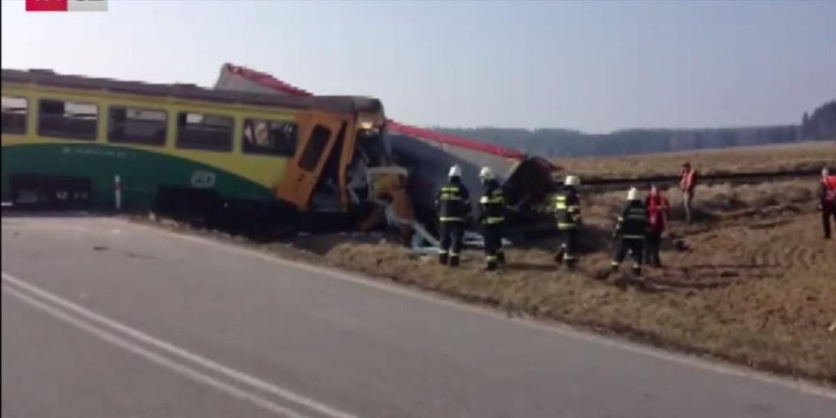 Vykoľajenie vlaku v Česku po zrážke s autom si vyžiadalo 8 zranených