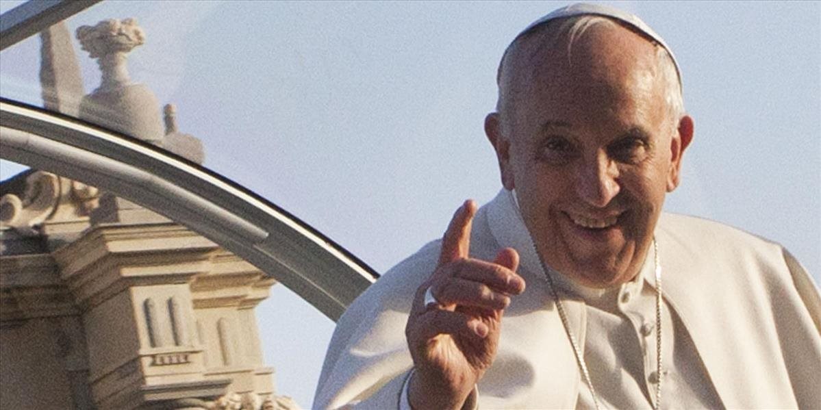 Pápež František sa modlí za obete leteckej katastrofy na juhu Francúzska