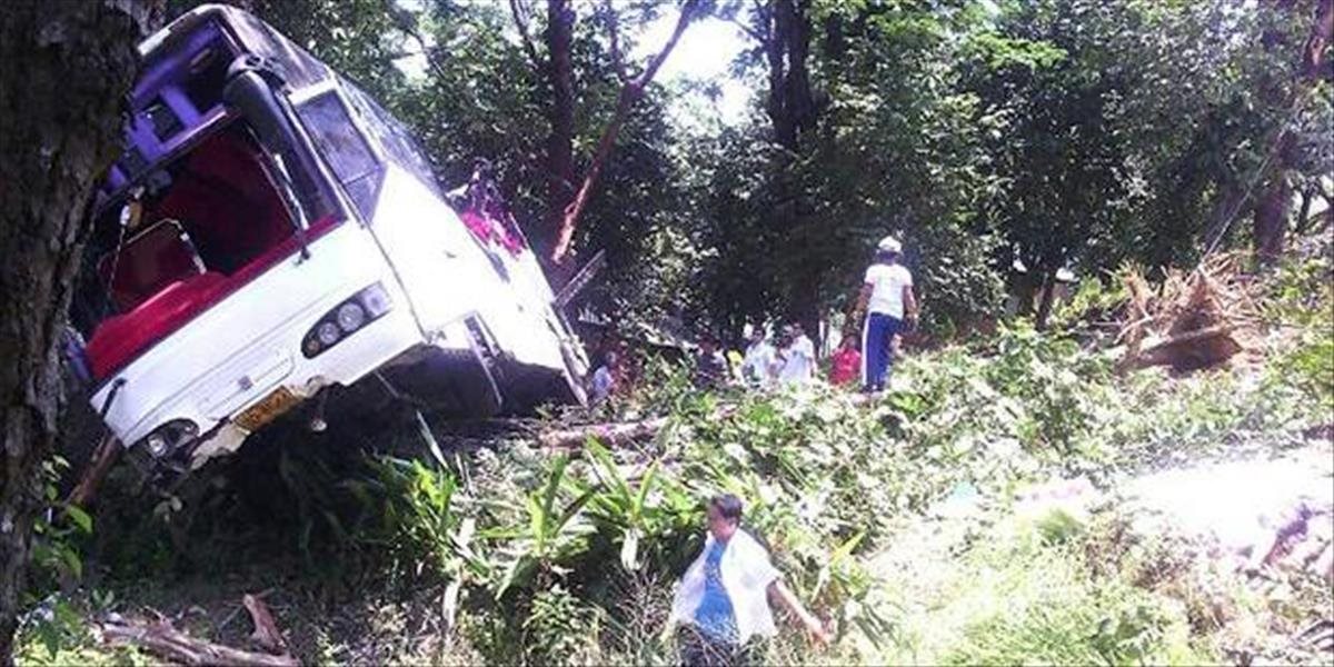 Pri nehode autobusu s turistami v Thajsku zomreli traja Číňania, ďalší sa zranili
