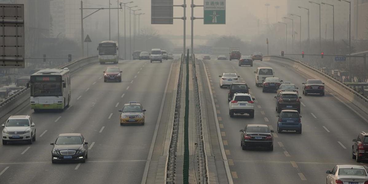 Peking sa znova púšťa do boja so smogom