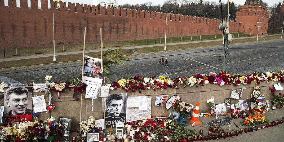 Vandali poškodili provizórny pomník zastreleného Borisa Nemcova