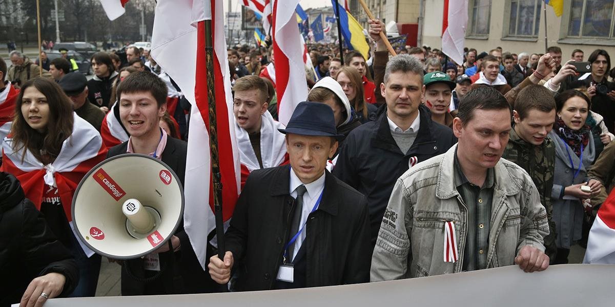 Minskom pochodovali stovky odporcov Ruska