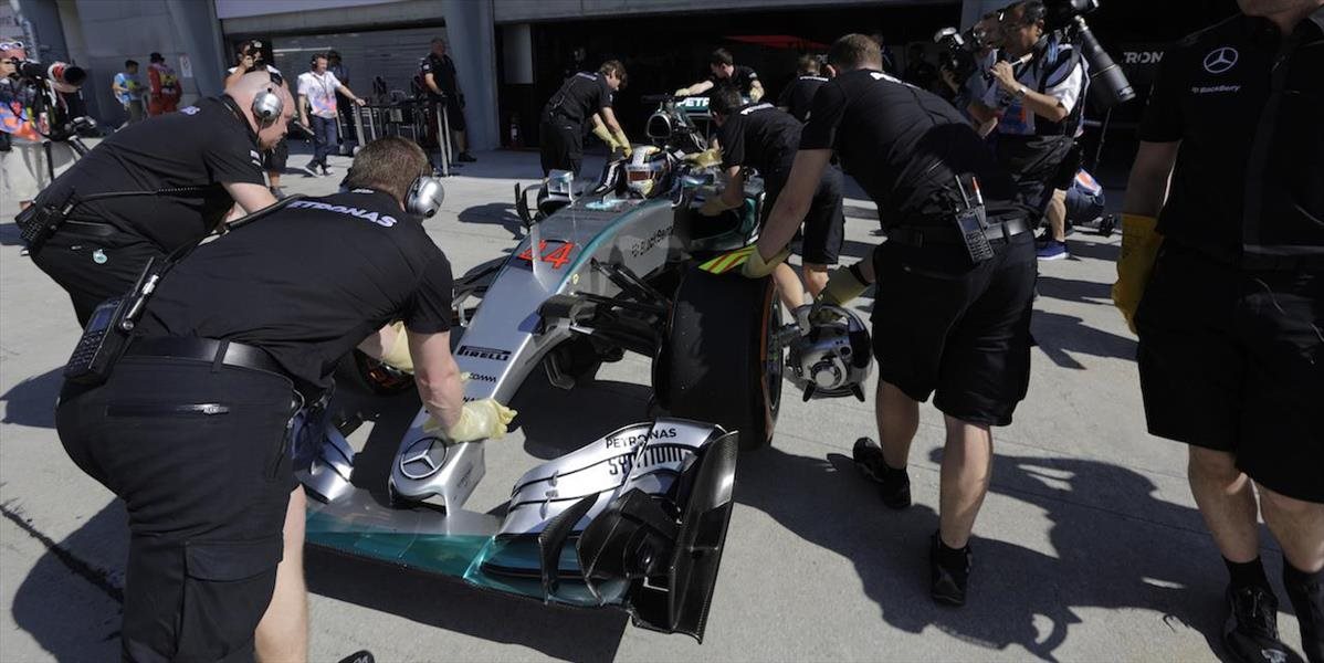 F1: Hamilton má strach o motor, prvý tréning pre Rosberga