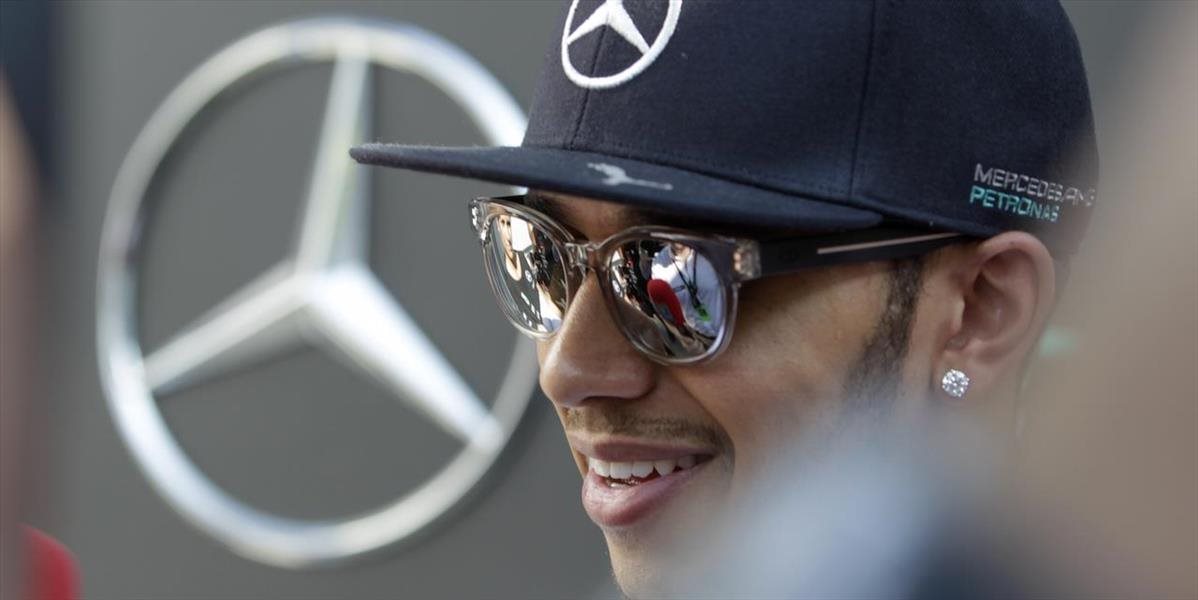 F1: Hamilton prekonal problémy a vyhral piatkový tréning