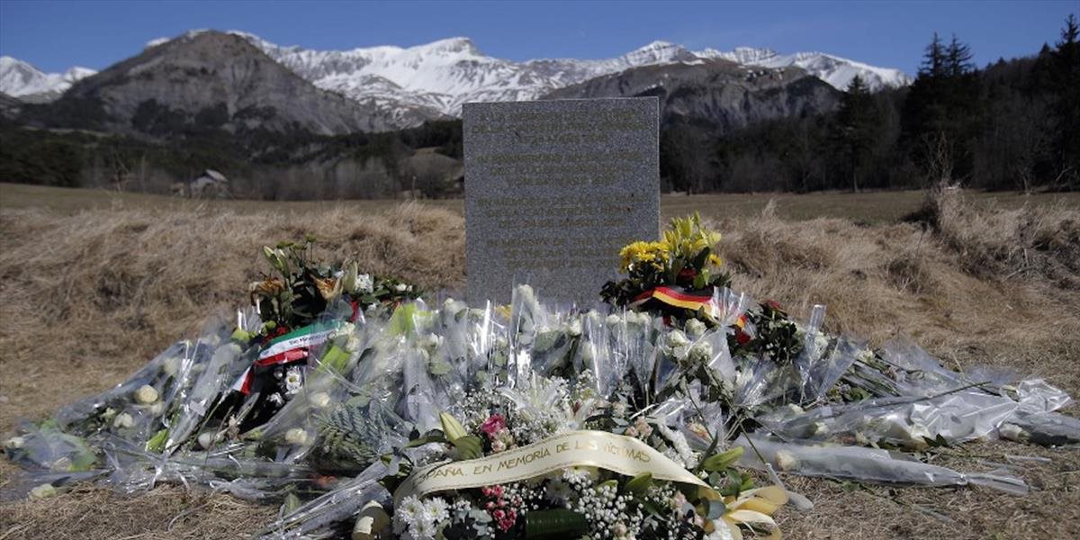Blízko miesta pádu lietadla postavili pomník s nápisom v 4 jazykoch