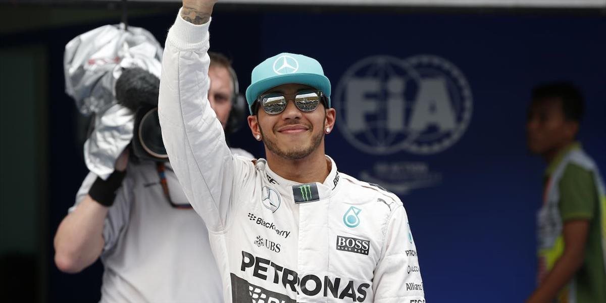 F1: Pole position v Malajzii pre Hamiltona