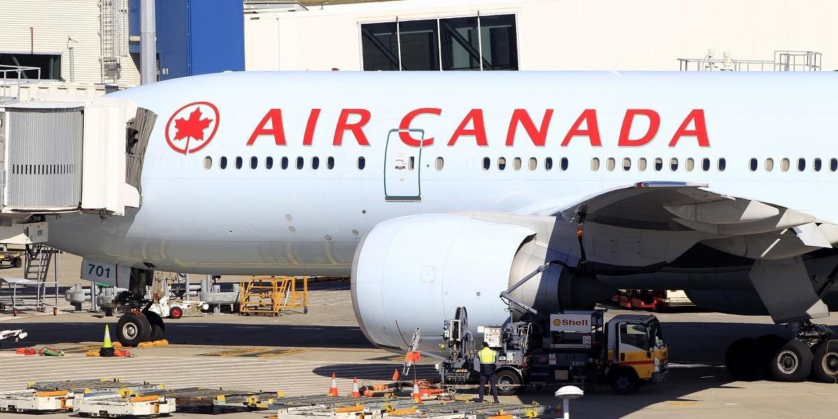 Lietadlo spoločnosti Air Canada zišlo pri pristávaní v Halifaxe z dráhy