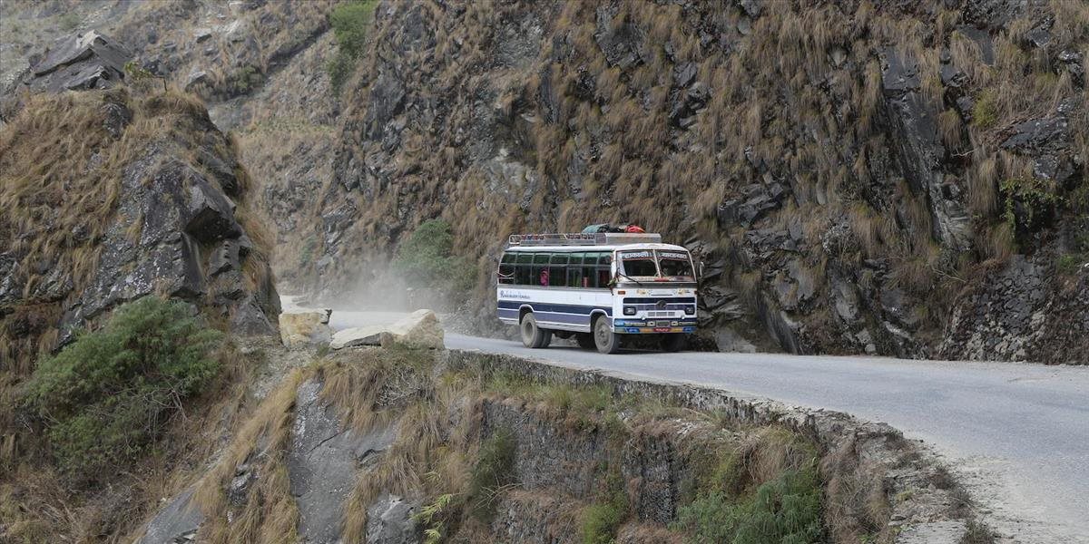 Autobus sa zrútil v Indii do rokliny, zahynulo najmenej 11 ľudí