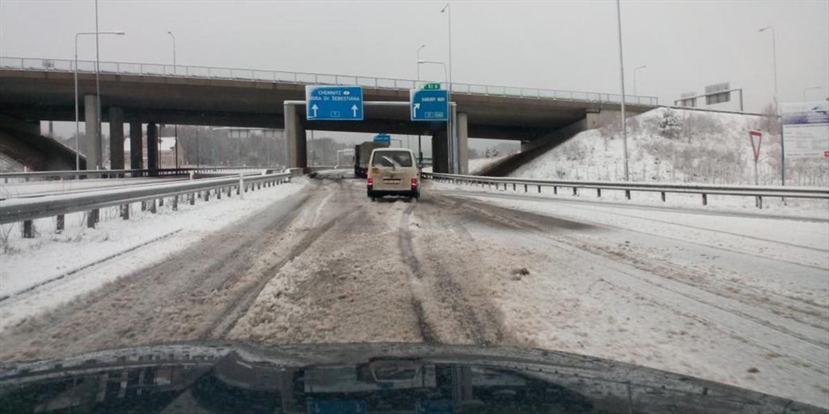 Vracia sa zima: Smeruje k nám kalamita, v Česku sneží a kolabuje doprava