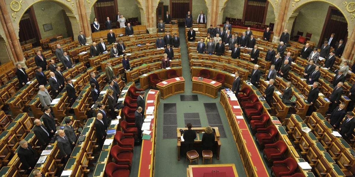 Opozičné strany v Maďarsku navrhli kvôli brokerskej kauze rozpustenie parlamentu