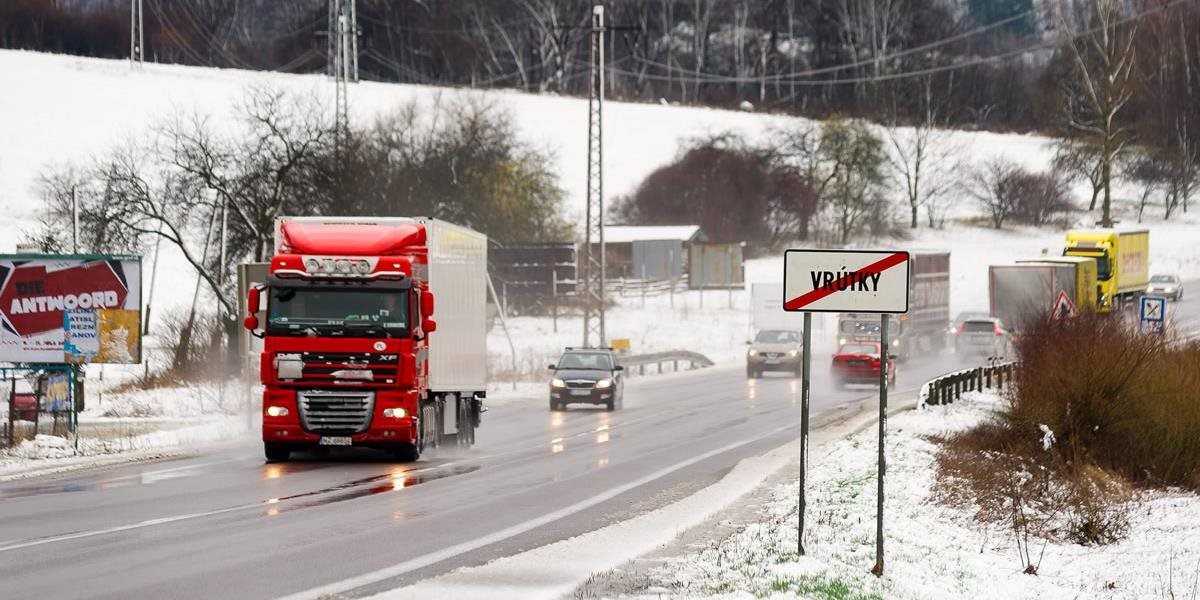Zima sa vrátila: Sneh komplikuje dopravu, na diaľnici D1 znížili rýchlosť