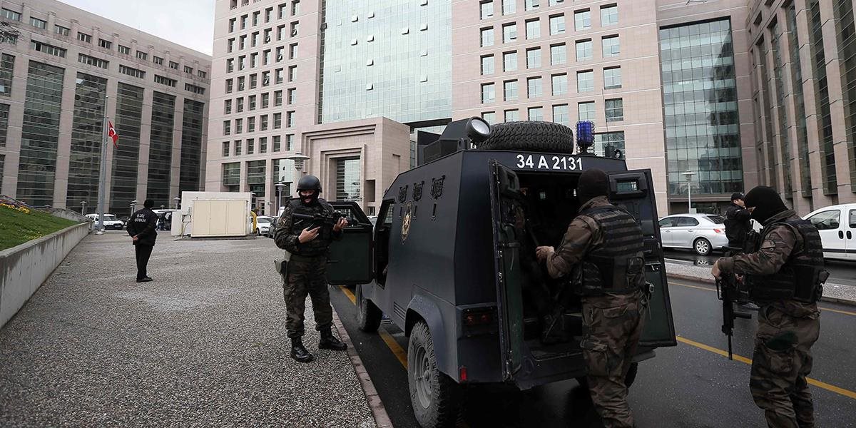 Rukojemnícka dráma v Turecku: Radikáli zajali prokurátora, na súde zasahujú špeciálne sily