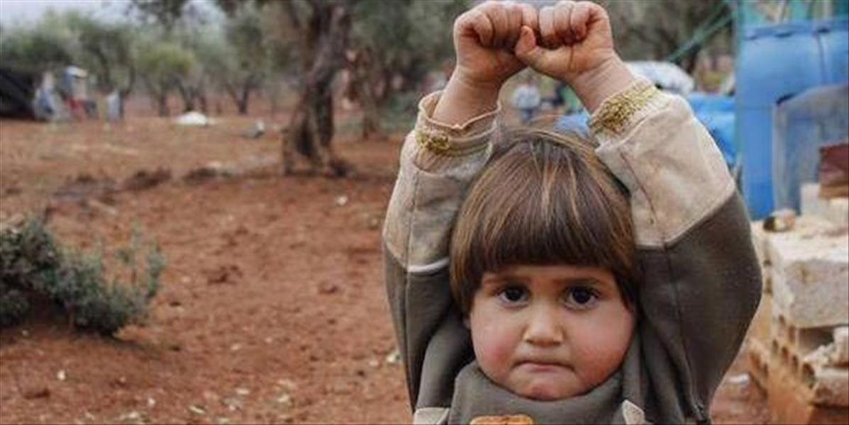 FOTO, ktoré obletelo svet: Dievčatko sa "vzdalo" keď na ňu reportérka namierila fotoaparát