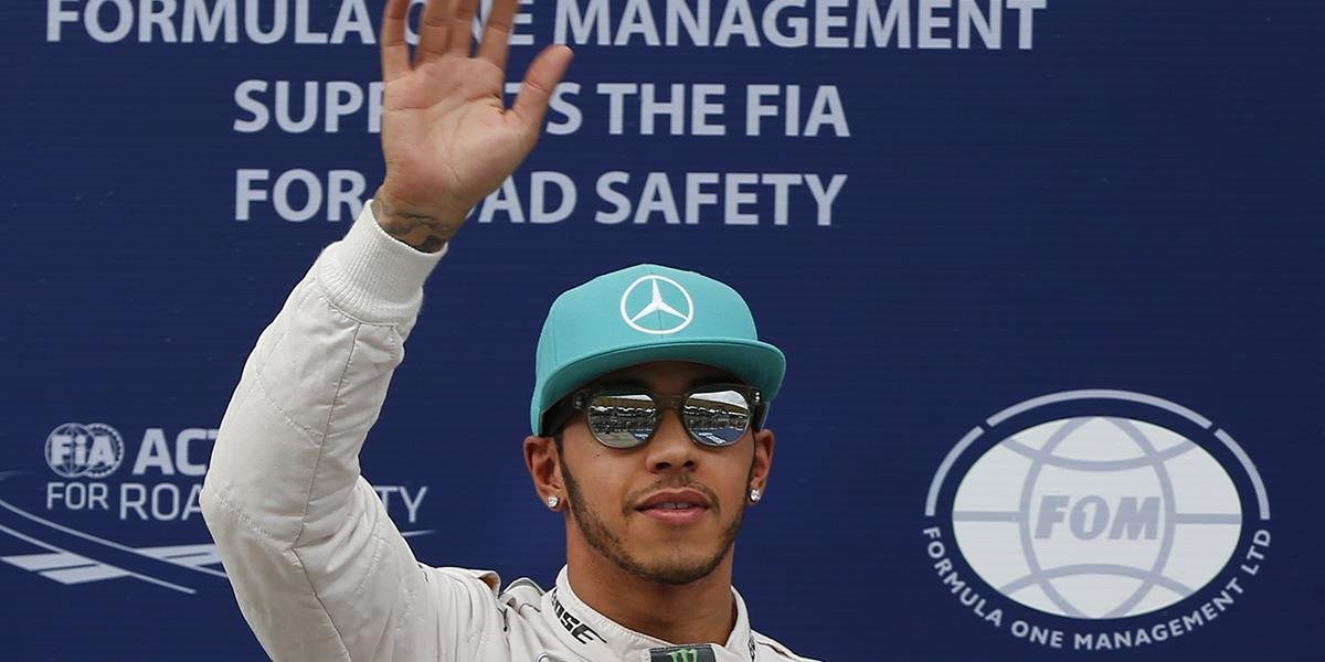F1: Hamilton má podpísať novú zmluvu s Mercedesom na 40 miliónov ročne