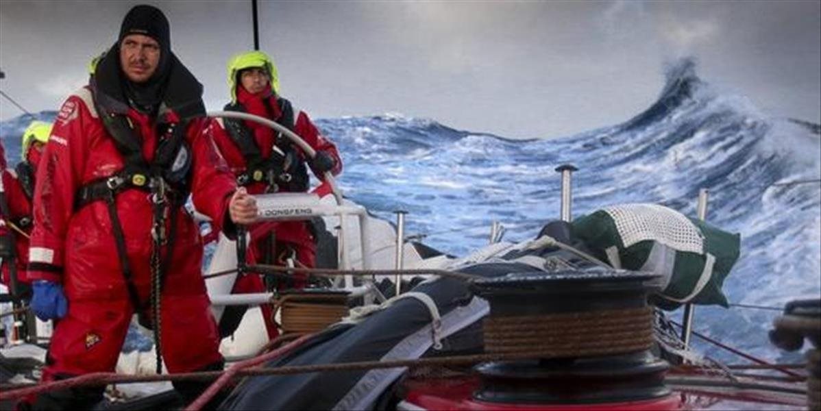 Volvo Ocean Race: Tím Dongfeng sa dostal do bezpečia aj so zlomeným sťažňom
