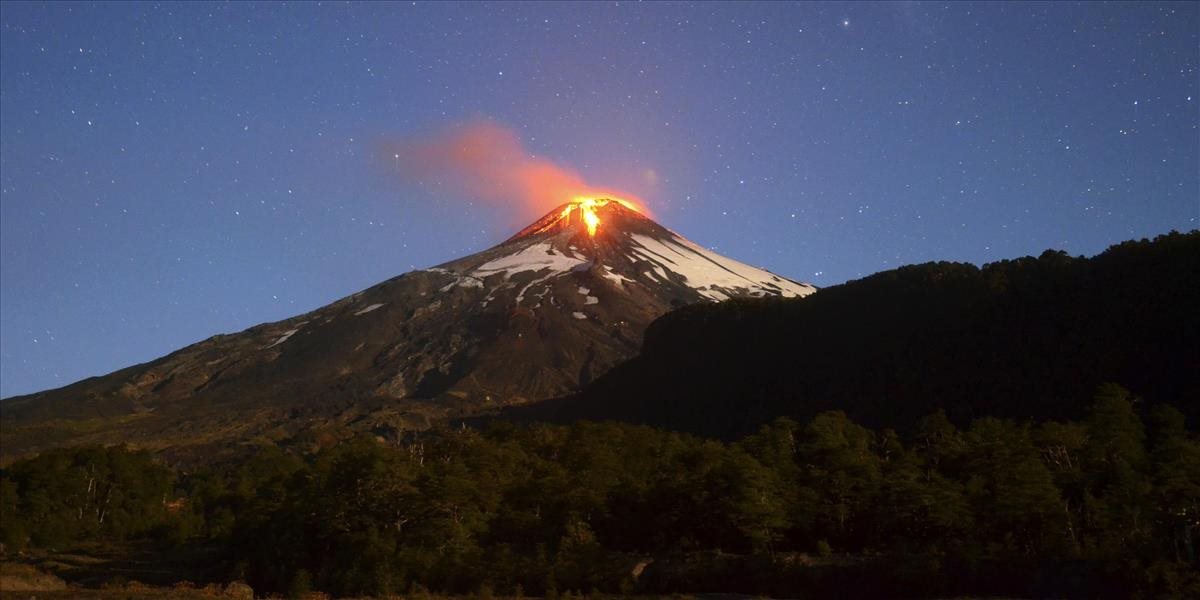 Čilská sopka Villarrica opäť vybuchne, láva sa priblížila k okraju krátera