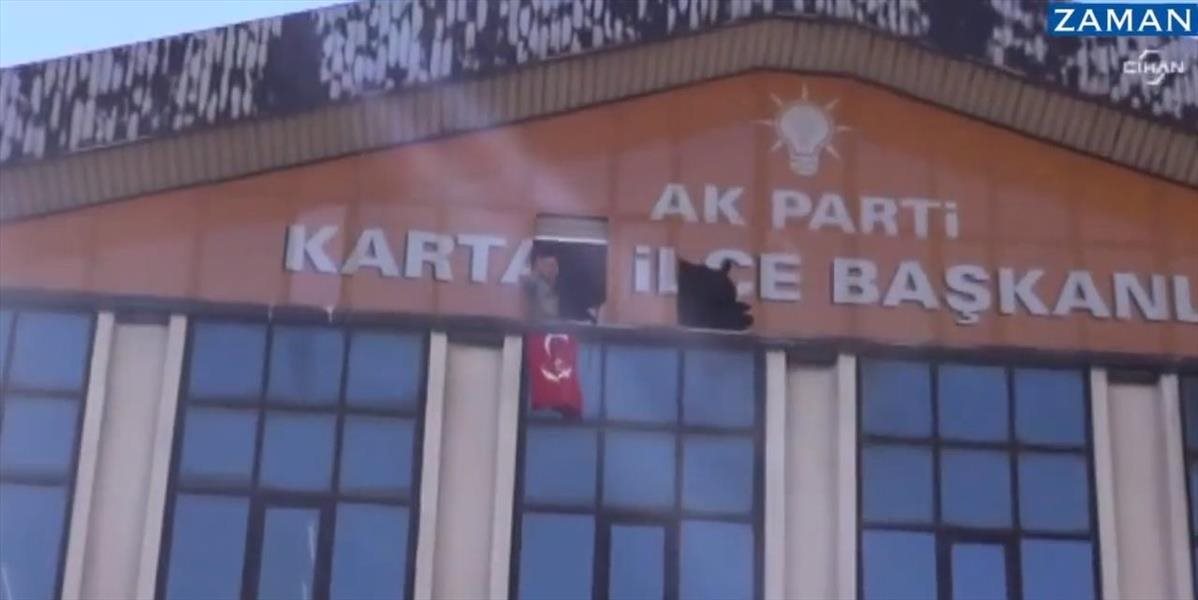 VIDEO Ďalšia dráma v Turecku: Dvaja ozbrojenci vtrhli do sídla vládnej strany AKP