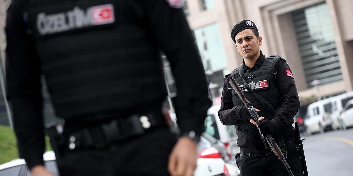 Turecká polícia zadržala muža, ktorý vtrhol do budovy vládnej strany