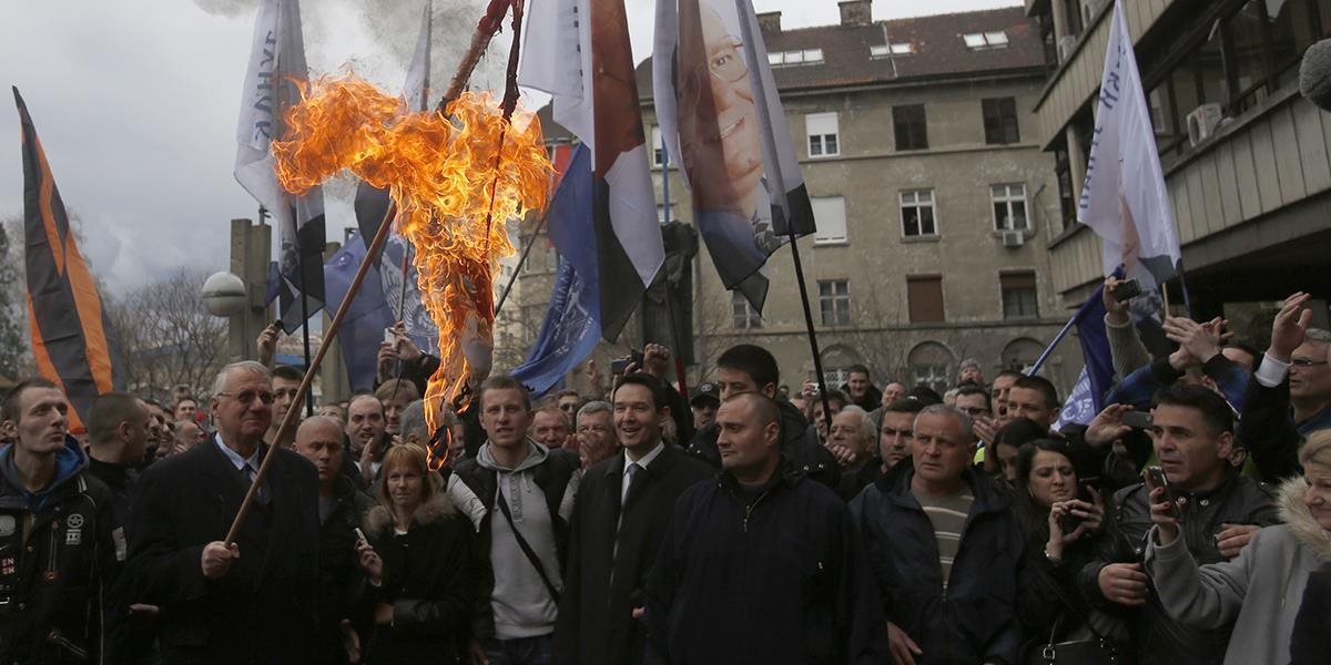 VIDEO Šešelj pred súdom v Belehrade spálil vlajku Chorvátska