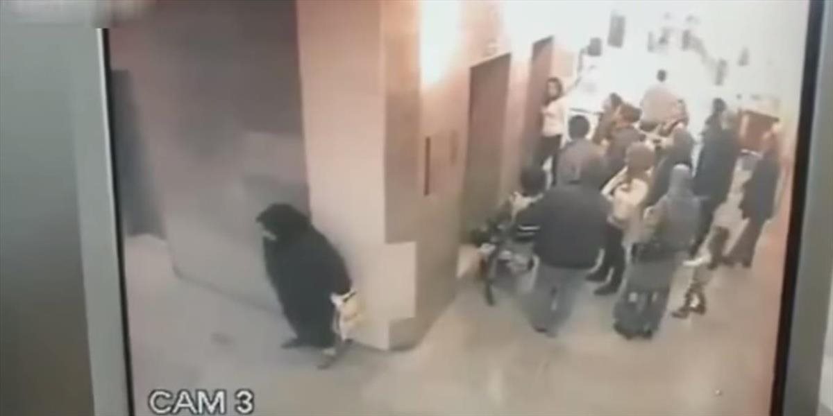 VIDEO Prišlo to na ňu: Žena sa vyprázdnila v nemocničnej hale plnej ľudí