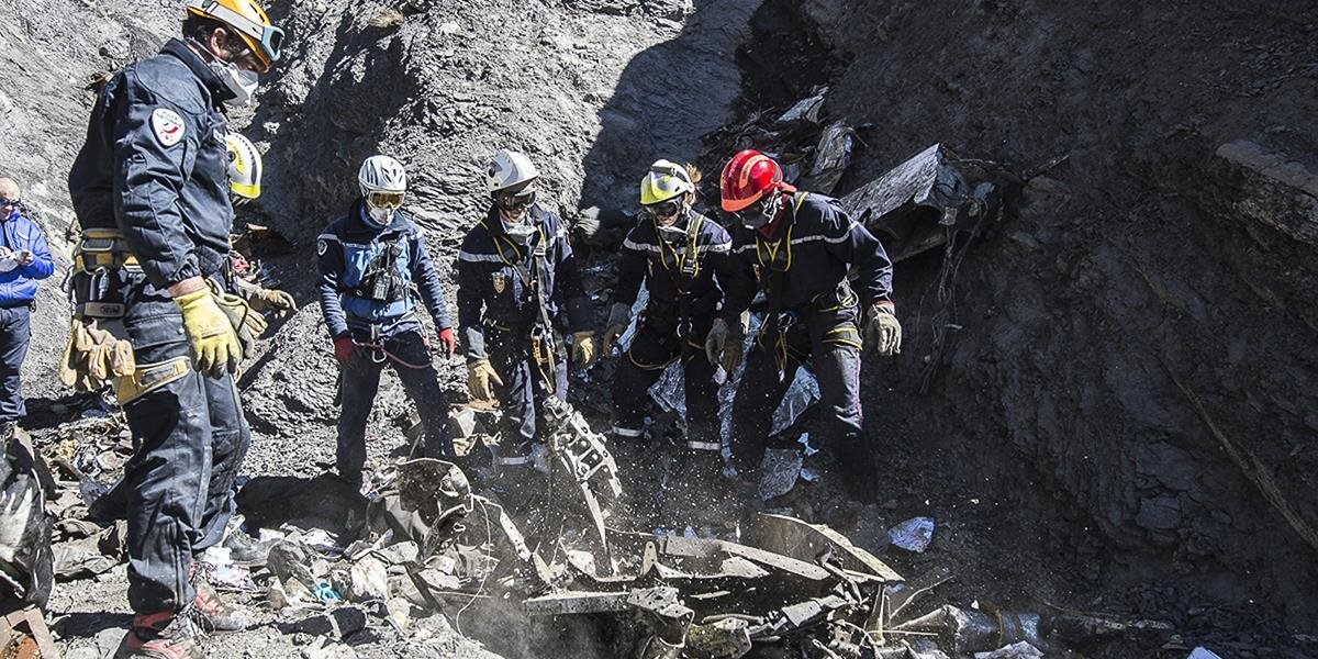 Havária Airbusu Germanwings: Vyšetrovatelia našli medzi troskami lietadla mobilné telefóny