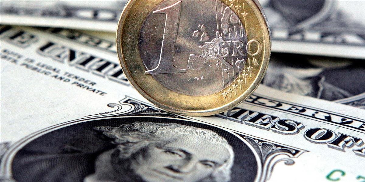 Dolár oslabil oproti jenu aj voči euru