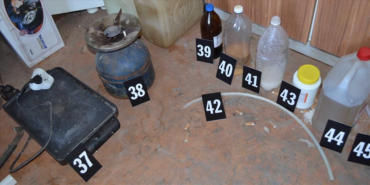 Kukláči našli v bývalej vojenskej ubytovni neďaleko Brezna drogové laboratórium