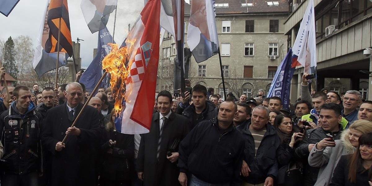 Podpálenie zástavy Šešeljom vyvolalo napätie medzi Chorvátskom a Srbskom