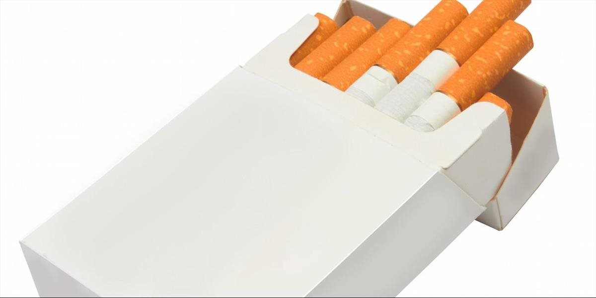 Francúzsko sprísni boj proti fajčeniu: odobrilo neutrálne cigaretové škatuľky