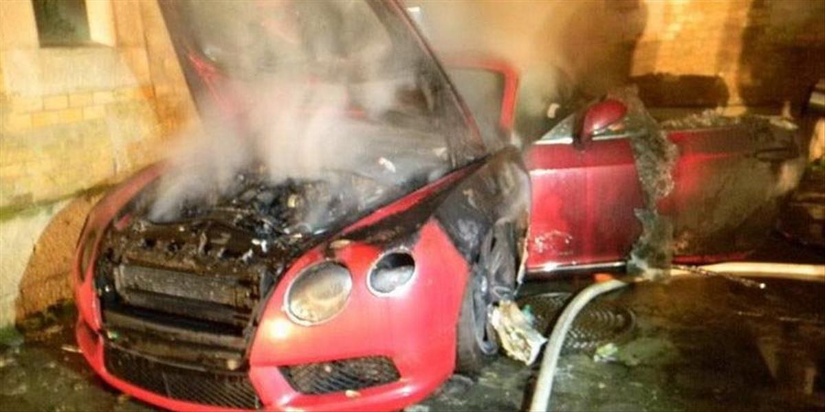 FOTO V Komárne zhorelo vozidlo Bentley, podpálil ho neznámy páchateľ