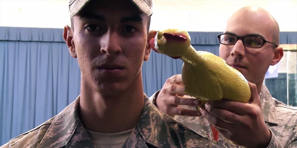VIDEO Tvrdý tréning americkej armády: Dokážete sa nesmiať?!