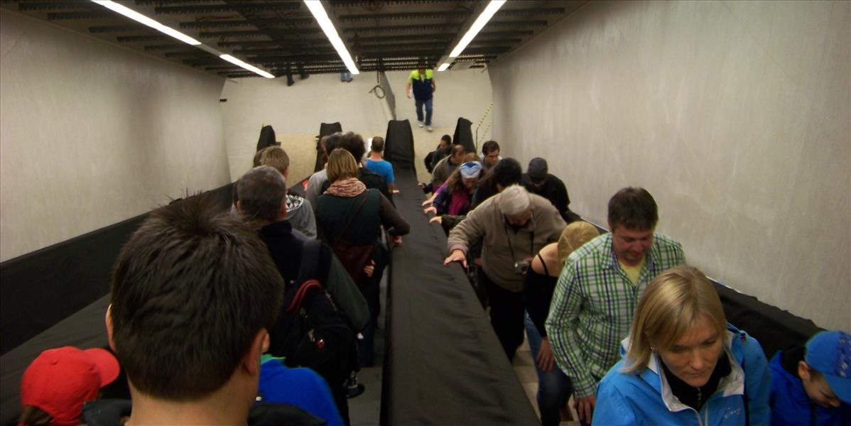 Nová stanica pražského metra má 32 schodov bez eskalátora - pomáhajú nosiči