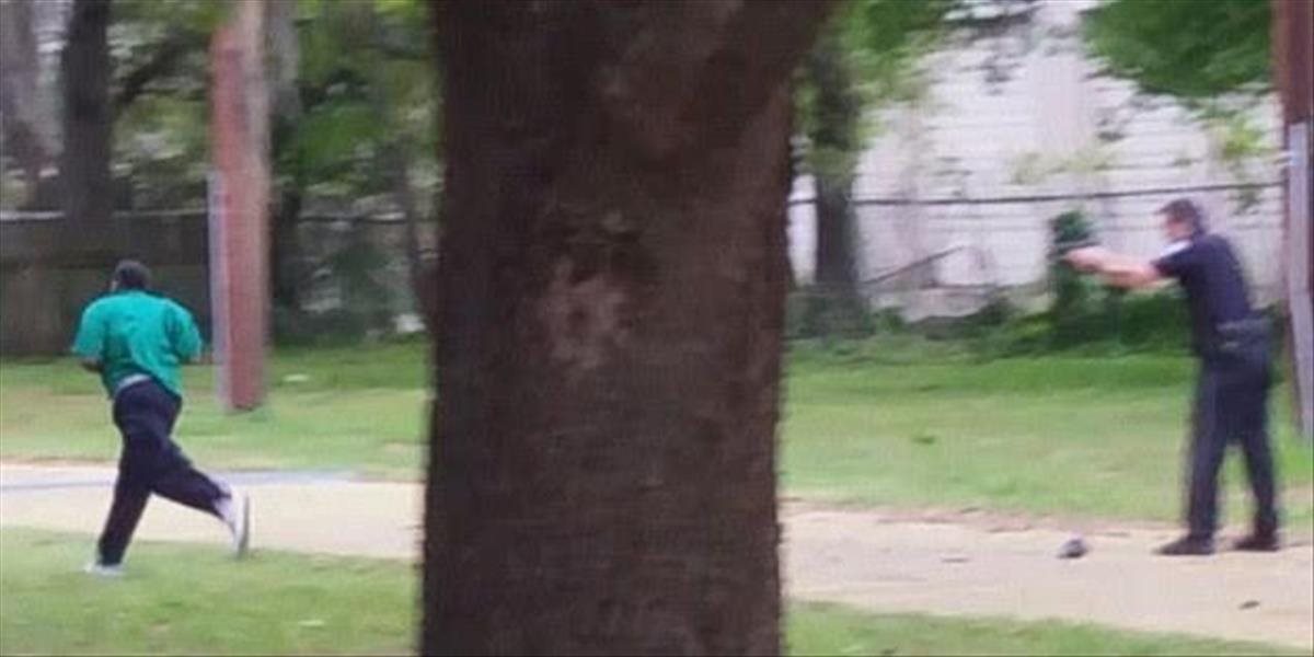 VIDEO Americký policajt zastrelil muža čiernej pleti, potom jeho bezvládne telo spútal