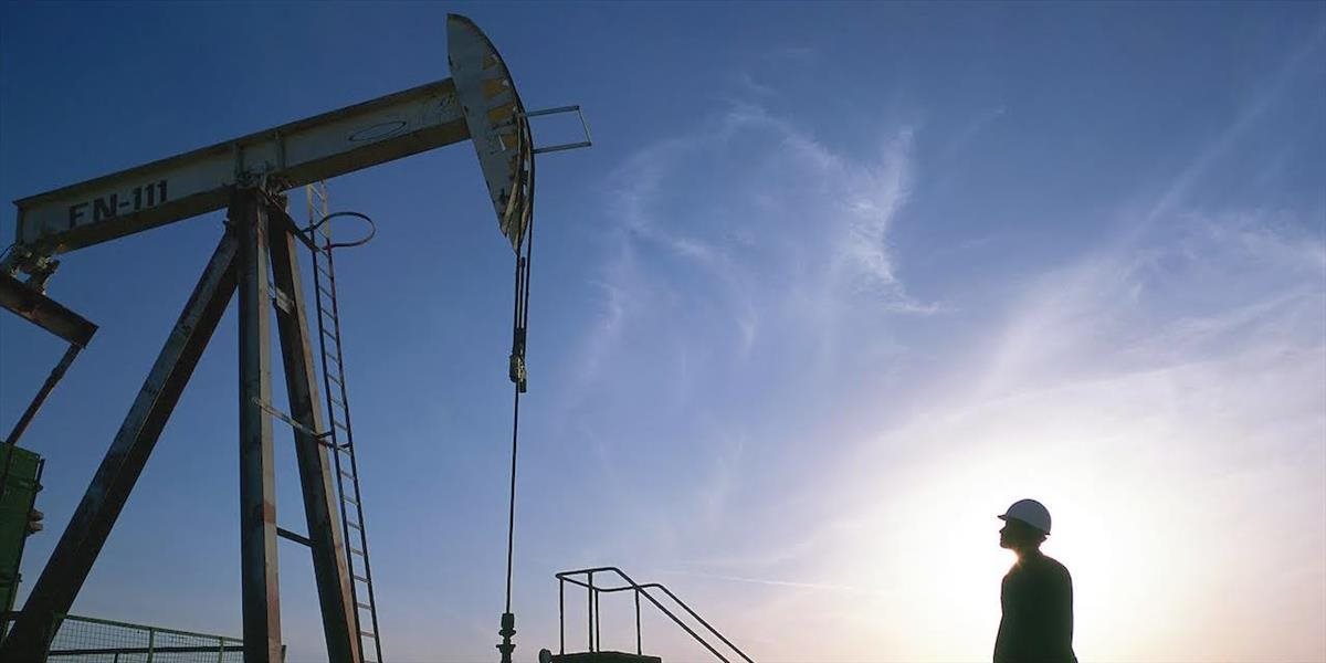 Ceny ropy klesli aj vďaka správam o jej zásobách v USA