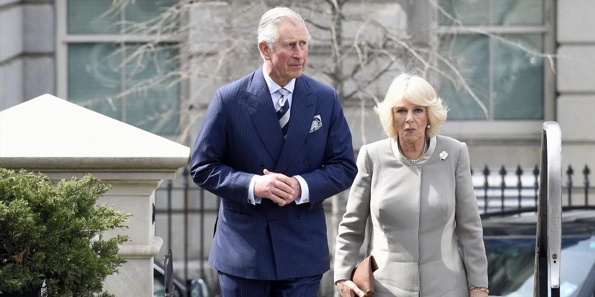 Britský princ Charles s Camillou oslavujú desiate výročie svadby