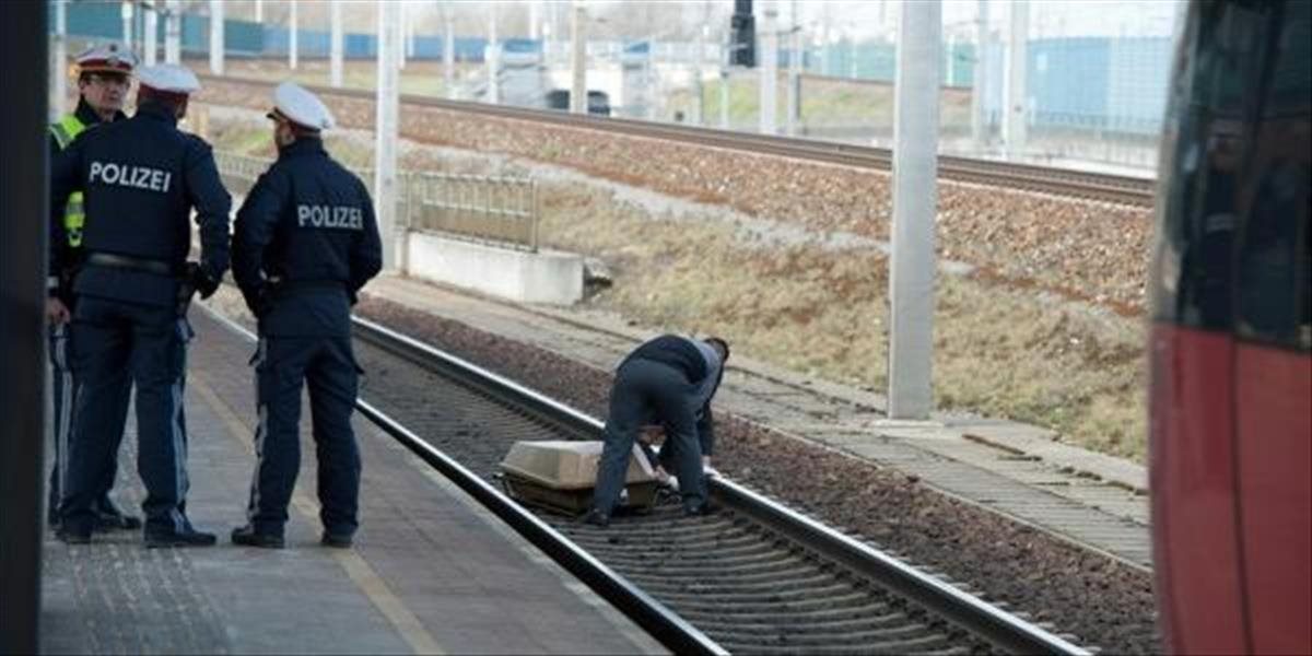 Tragédia v Rakúsku: Vlak zabil 18-mesačné dieťa, v kočíku zišlo na koľajnice