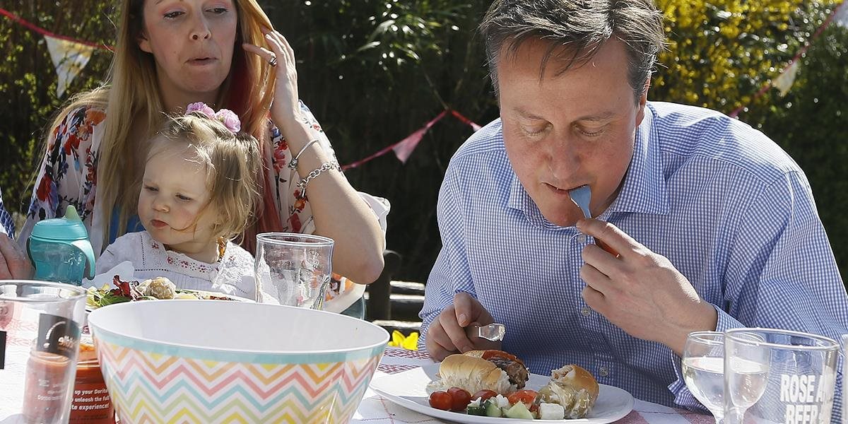 Cameron chcel zapôsobiť na ľudí, tí sa mu vysmievajú za jedenie hotdogu príborom