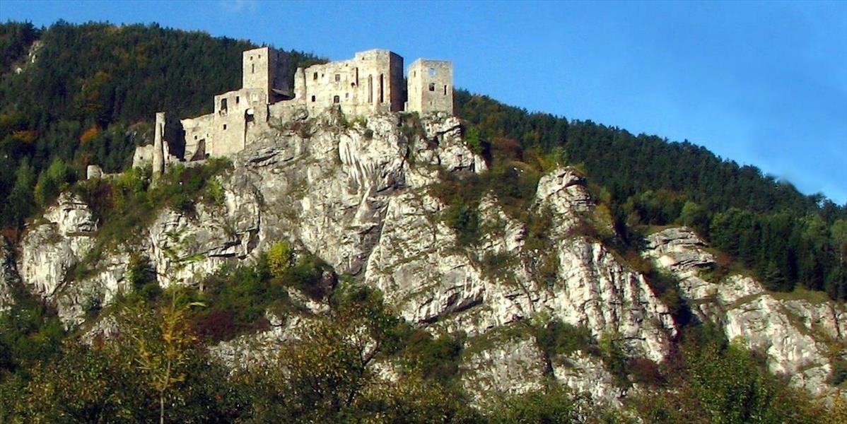 Hrad Strečno a stredovekú dedinu Paseka po zime sprístupnili verejnosti