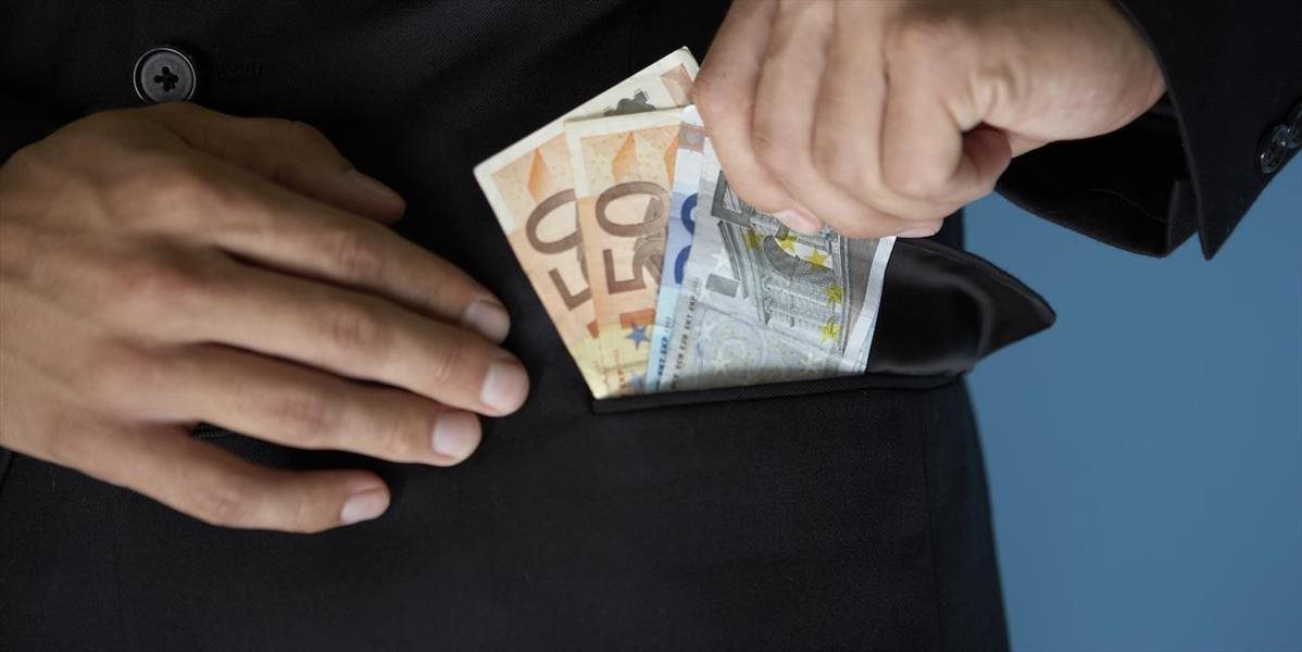 Bratislavčan vylákal od Trenčana takmer 50-tisíc eur, hrozí mu desať rokov väzenia
