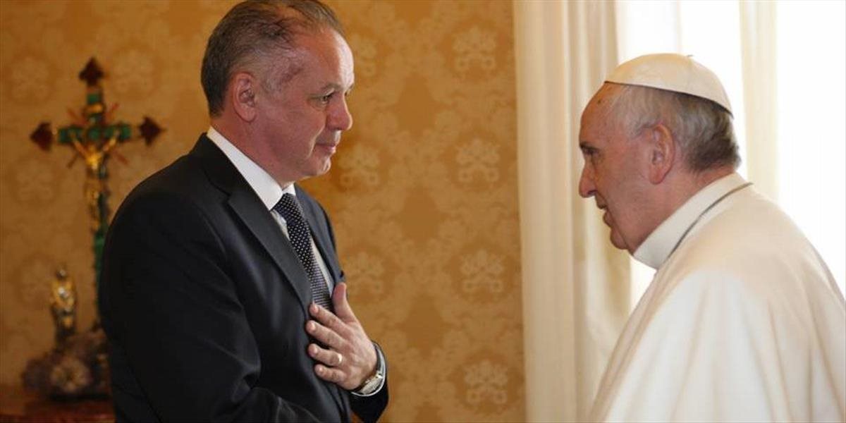 FOTO Kiska sa stretol s pápežom Františkom, daroval mu unikátnu fotoknihu