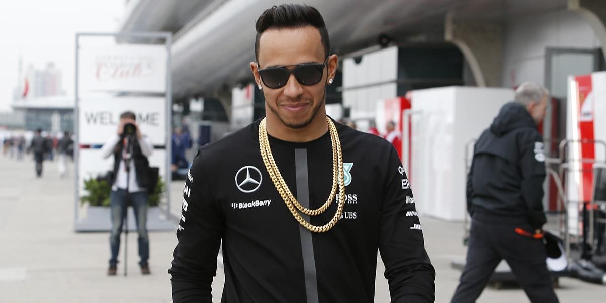 F1: Hamilton sa neponáhľa s predĺžením zmluvy s Mercedesom