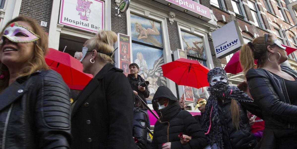 Amsterdamom pochodovali stovky ľudí za červené výklady