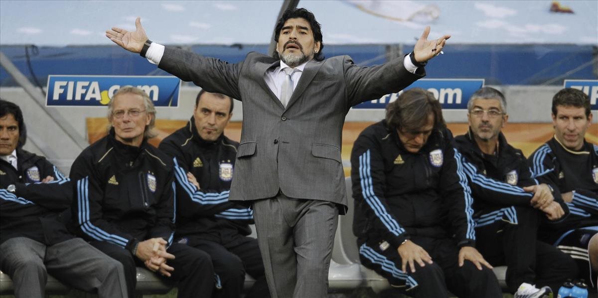 Maradona: Voľby prezidenta FIFA sú šancou nakopať Blattera do zadku